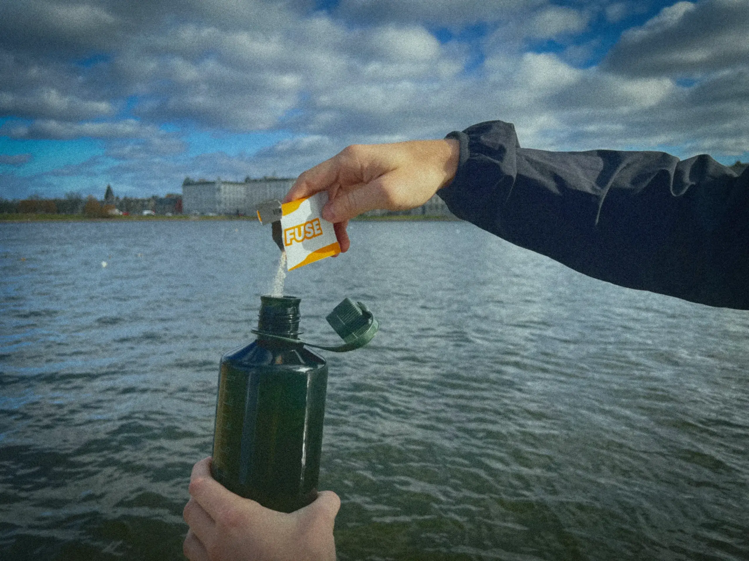 FUSE Pulver fyldt med Vitaminer hældes i drik ved vandet for en lækker læskedrik på farten